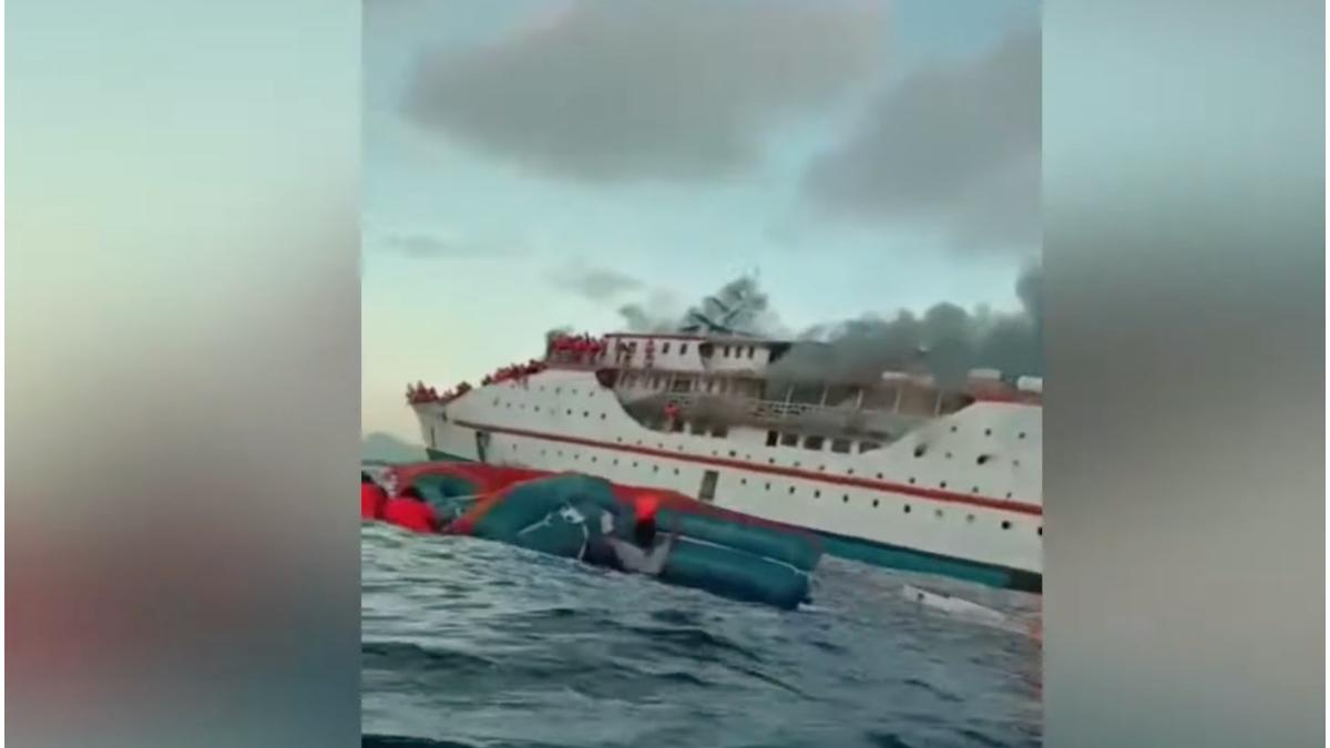 feribot foc indoonezia pasageri