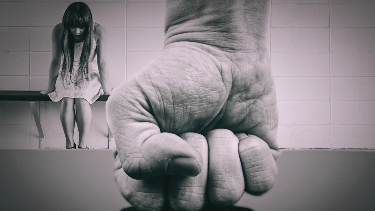 fetita 13 ani snopita in bataie de tatal ei pentru ca a intervenit sa si apere mama