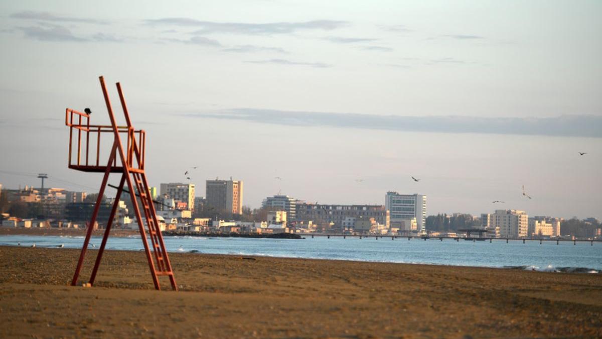 noi reguli pentru plaje distanta 2 metri sezlonguri