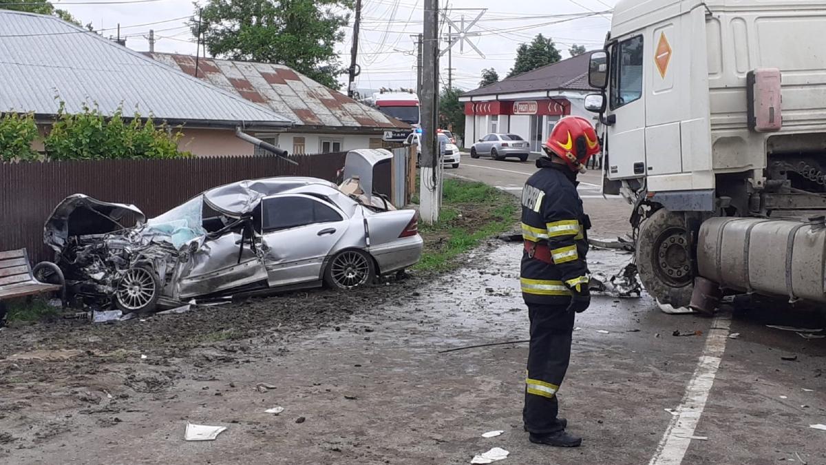 trafic blocat pericol explozie barlad si husi cisterna motorina rasturnata pe sosea