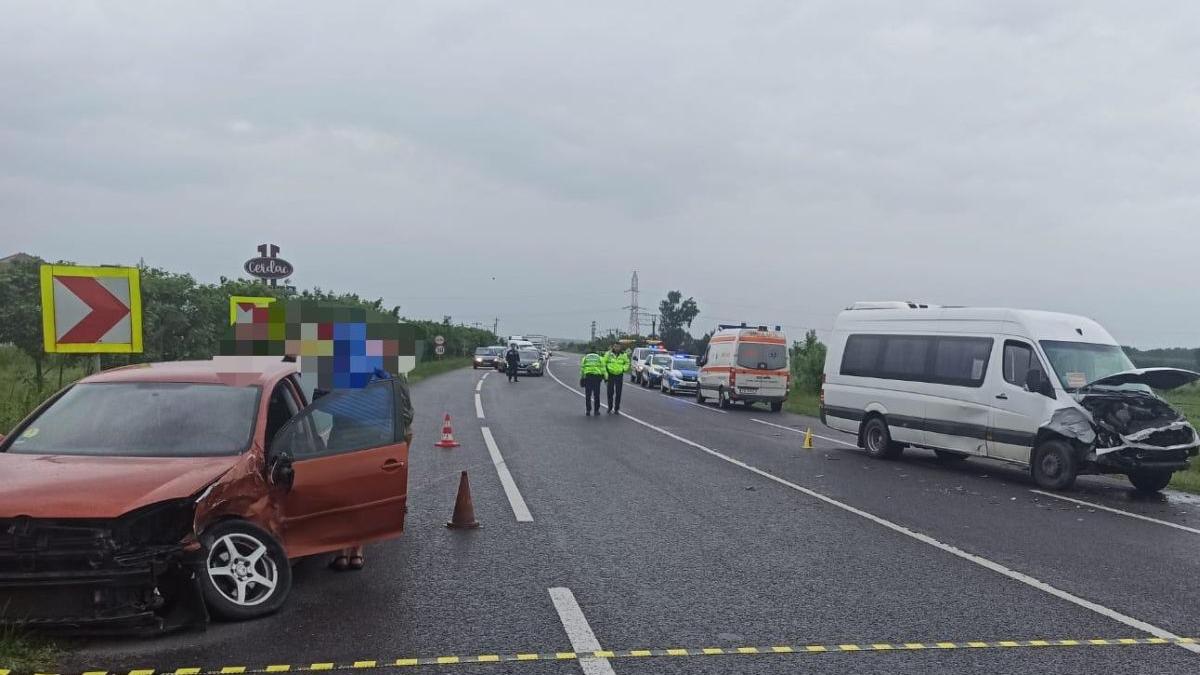 cinci persoane ranite accident autoturism microbuz