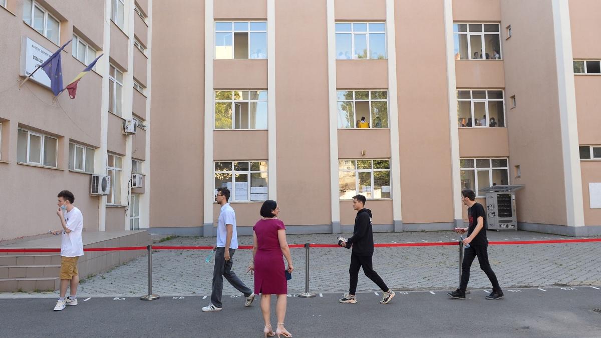 fisa de feedback semestrial prin care elevii isi vor evalua si nota profesorii