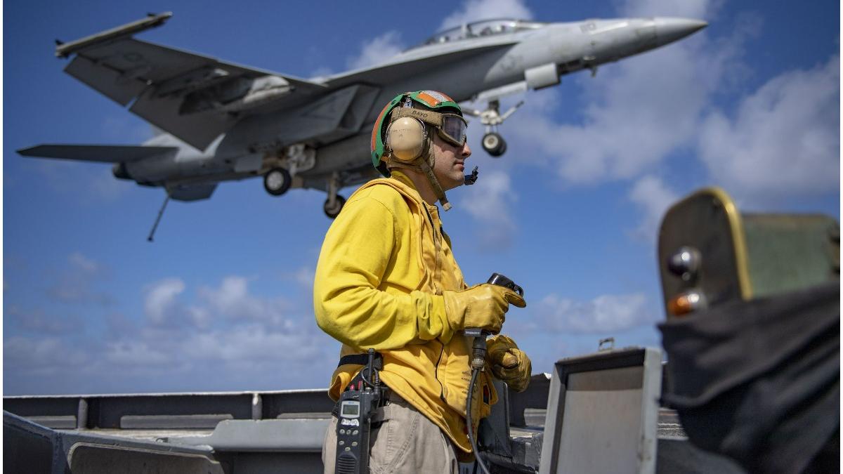 piloti catapultati interior hangar avion vanatoare iran