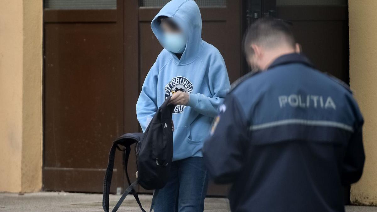 elev bucuresti umilit batut colegi aruncat geamul clasei