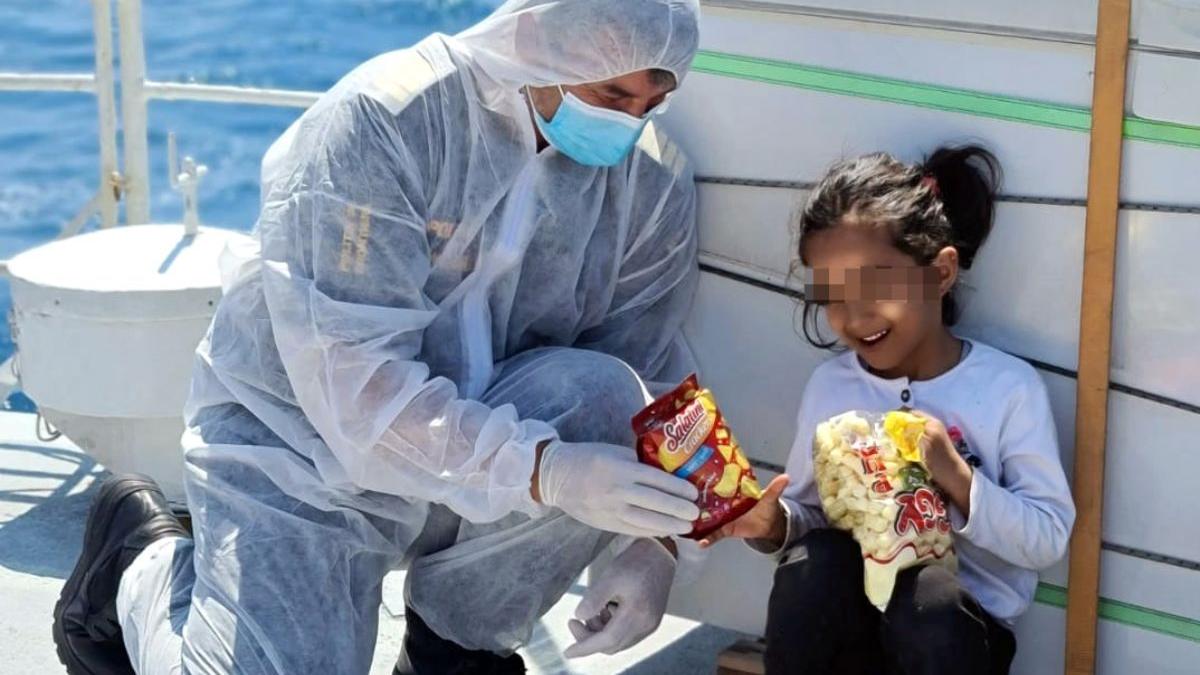 fetita afgana salvata moarte politisti romani frontiera