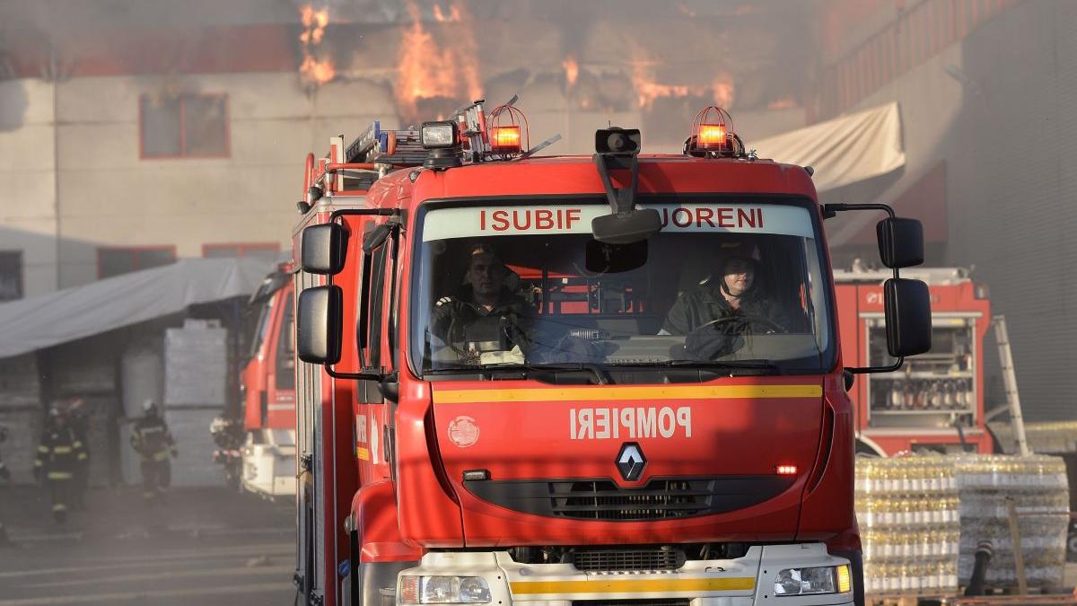 incendiu centru deseuri bucuresti zece masini pompieri