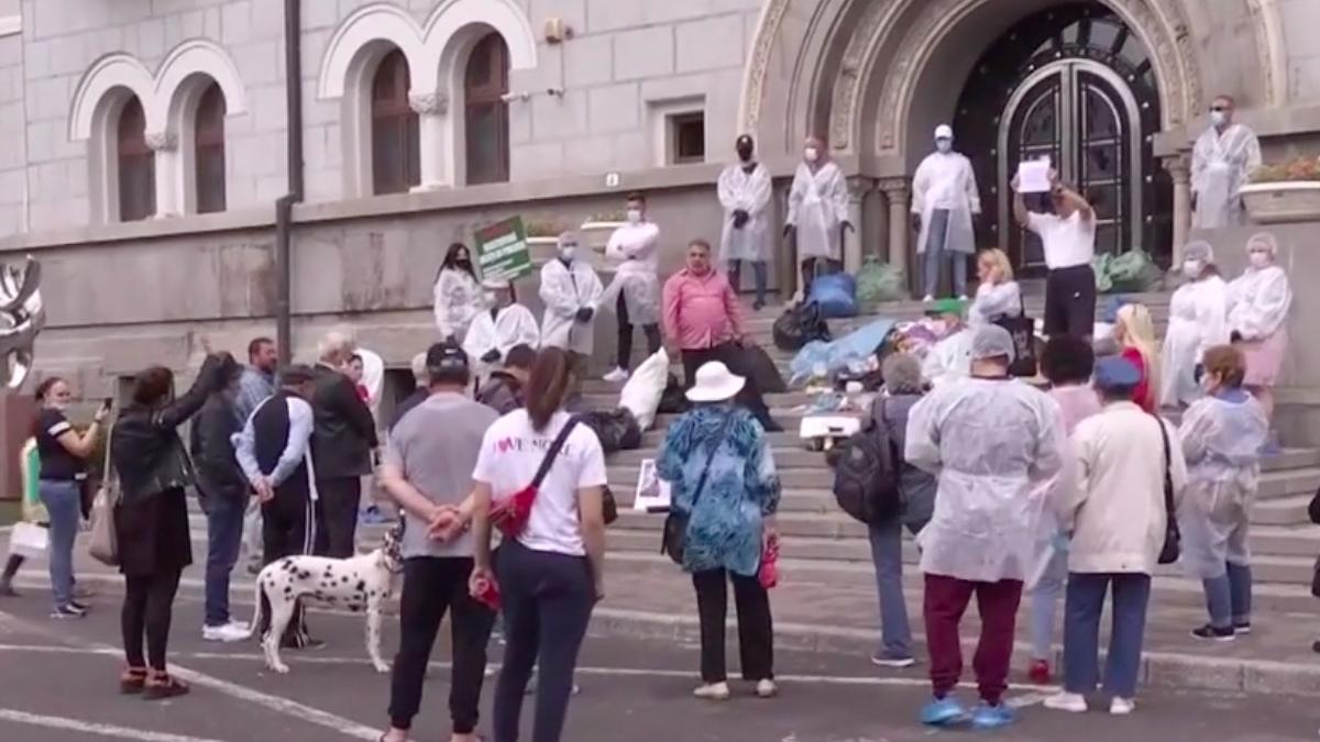 locuitorii sectorului 1 au aruncat saci de gunoi pe treptele primariei conduse de clotilde armand