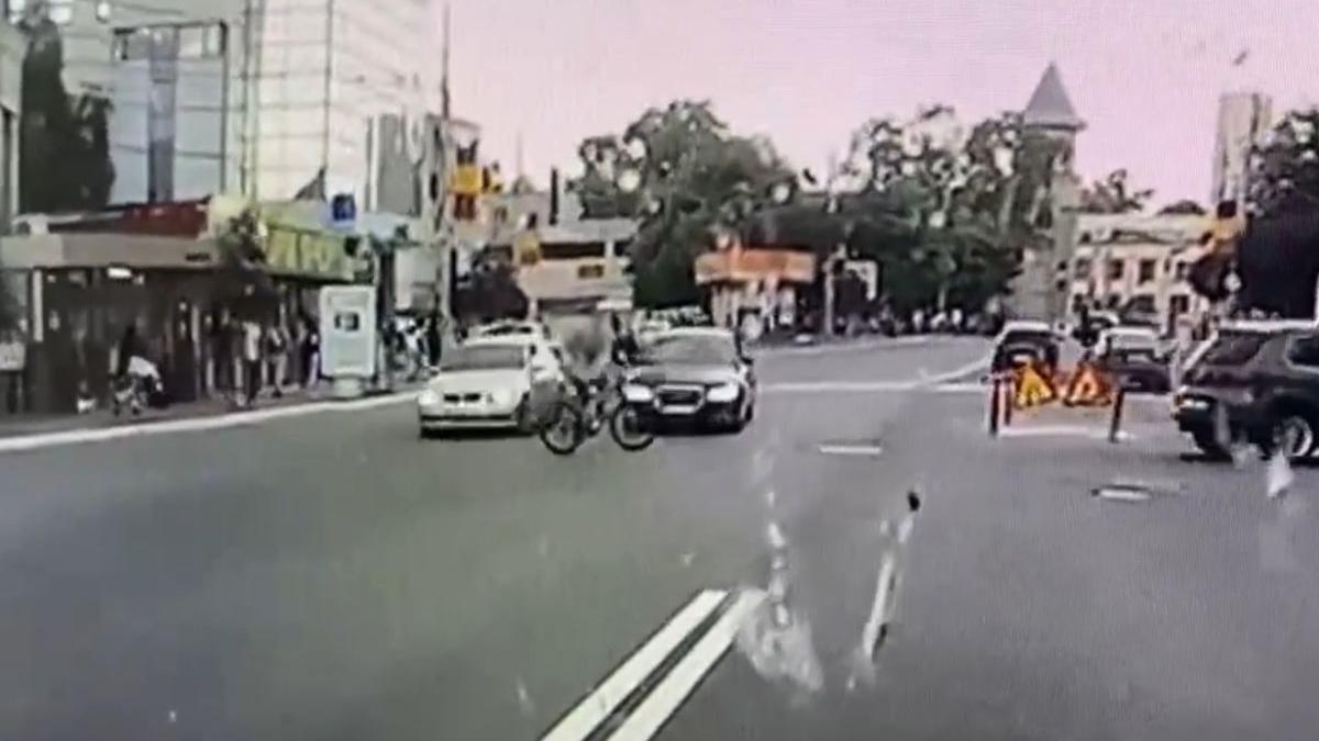 accident teribil surprins de o camera de bord biciclist aruncat ca o carpa in aer