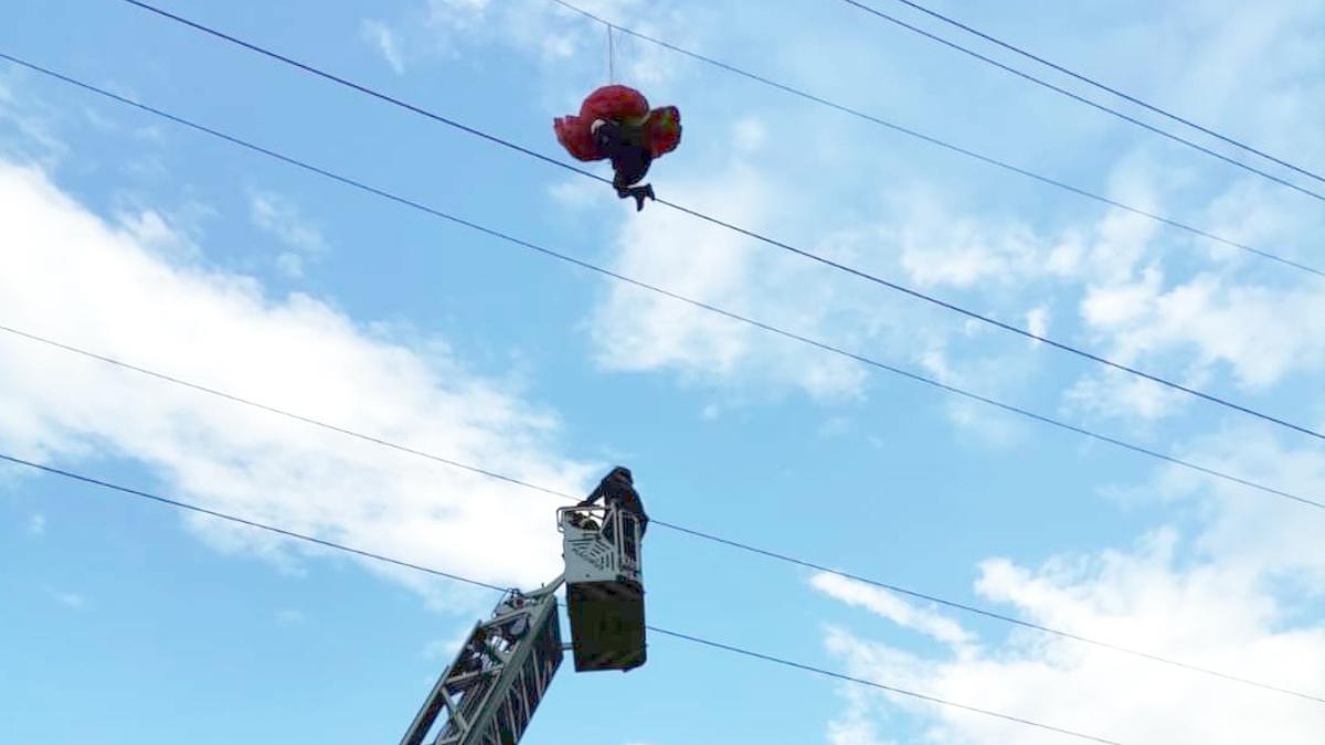 parapantist ramas suspendat 20 metri in aer intre firele de curent brazi