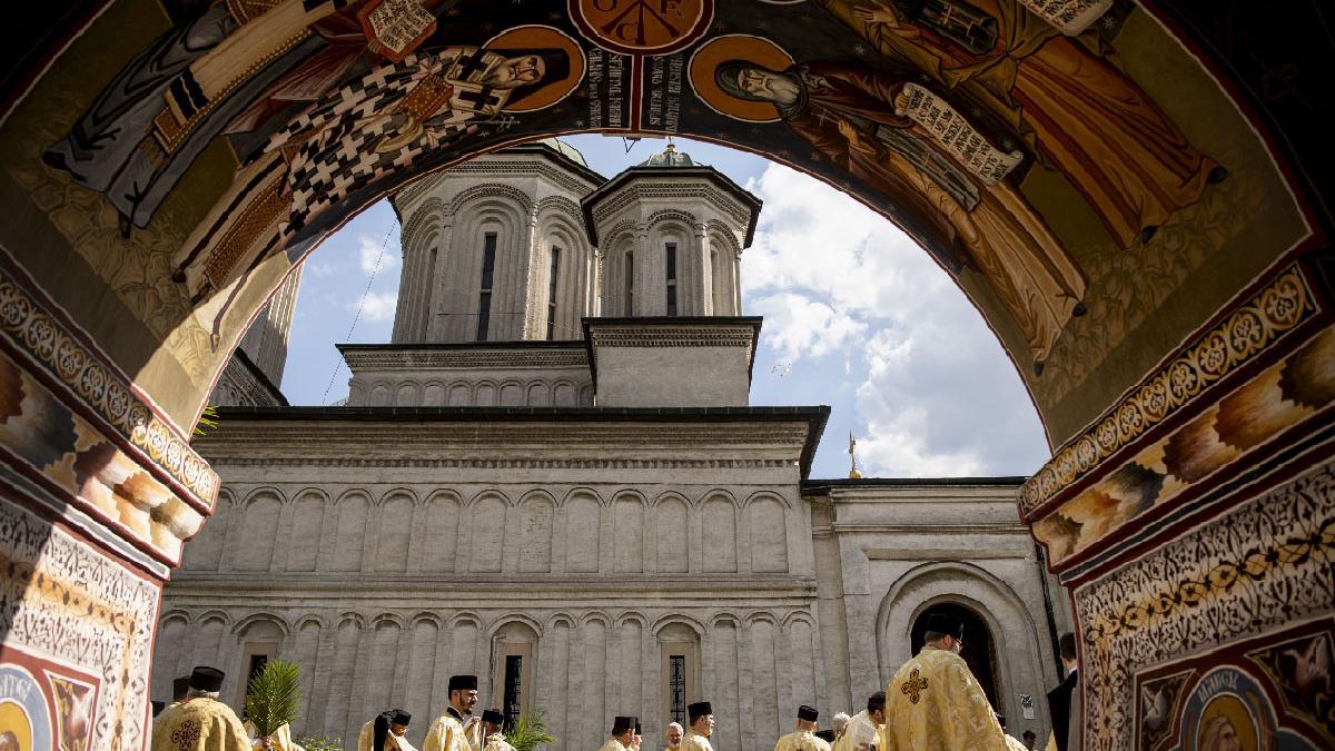 reactia patriarhiei preot vaccinul anti covid zombie