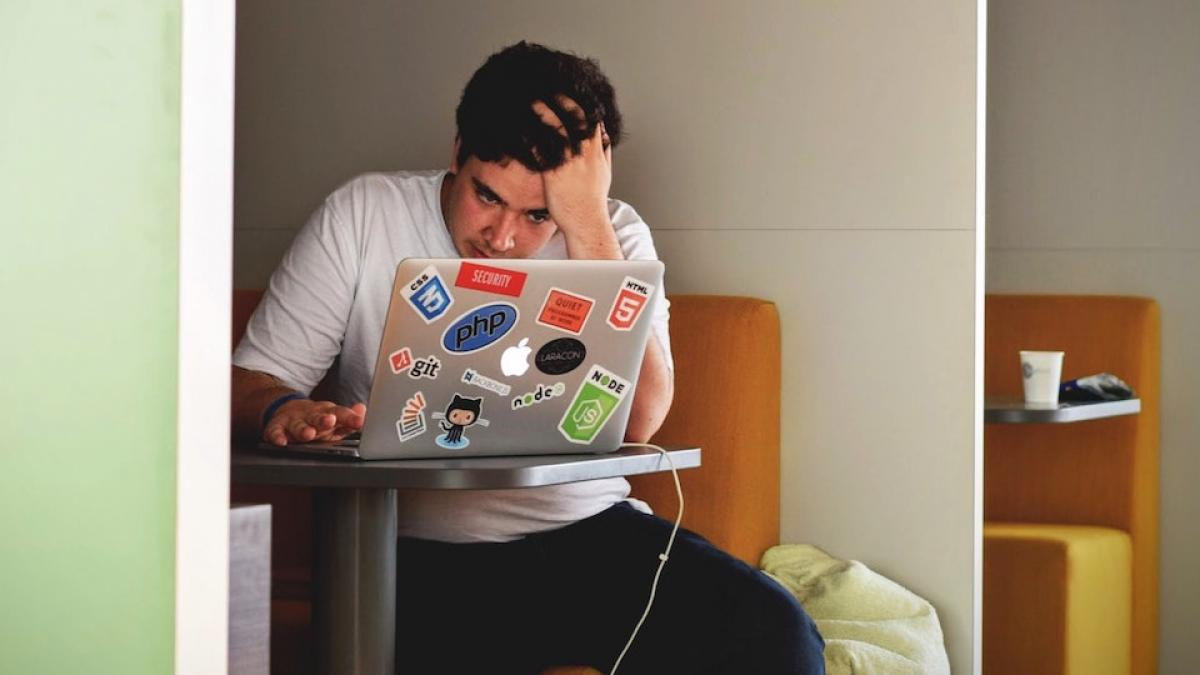 doi din trei romani cu copii ar prefera sa munceasca de acasa in pofida muncii de la birou