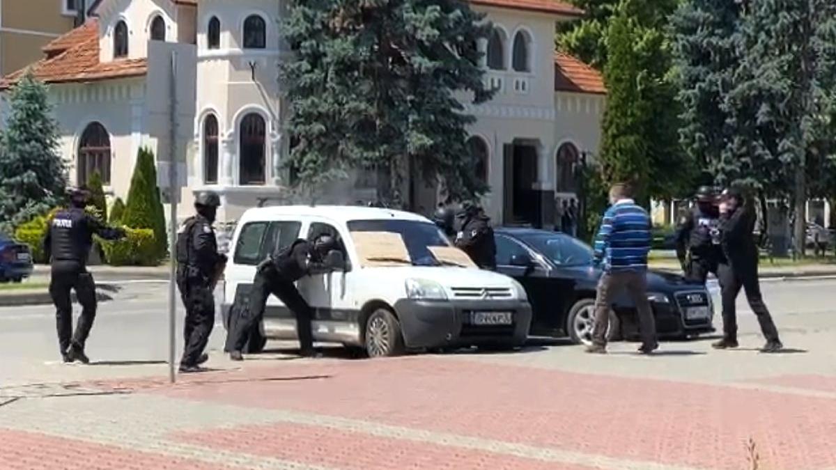 mascati geam masina barbat amenintare prefectura bistrita