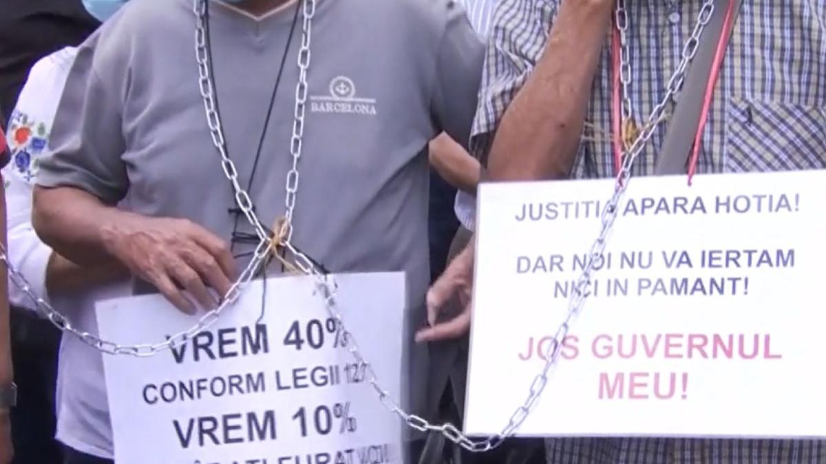 pensionari protesteaza lanturi palatul controceni