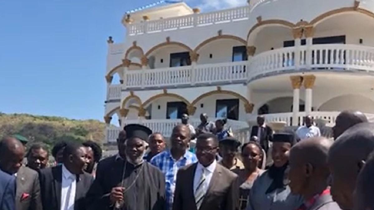 primele imagini cu bisericile facute de gigi becali in africa