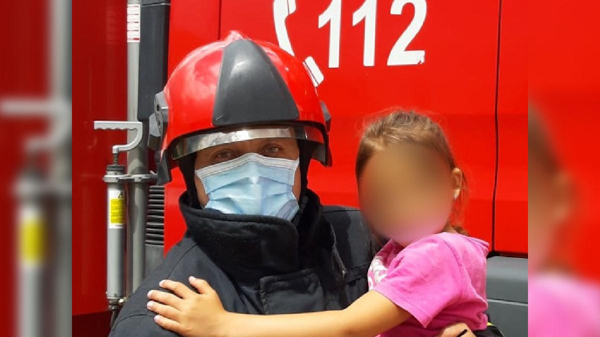 fetita strans gat colier plastic teleorman pompier salvare