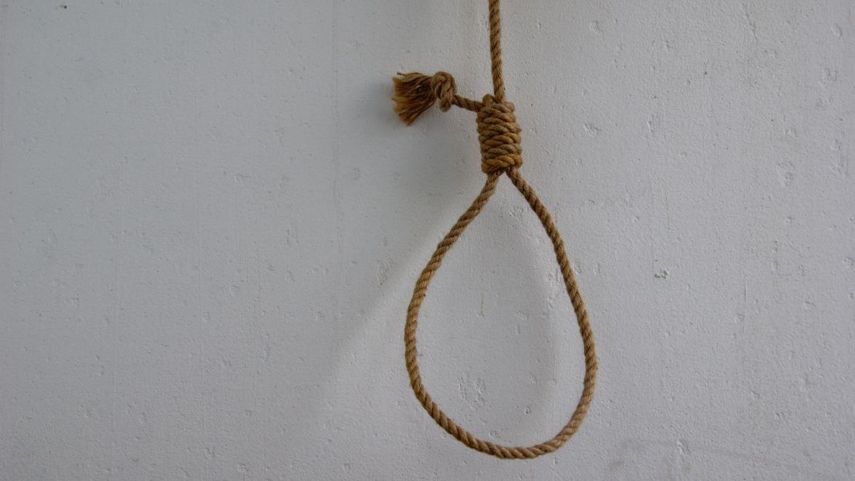 student spanzurat camera camin suceava