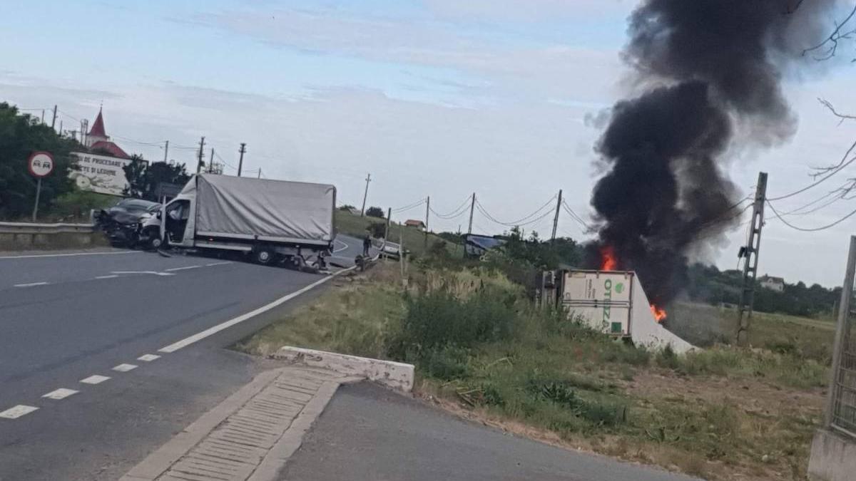 tir luat foc impact autoturism camion trafic blocat dn