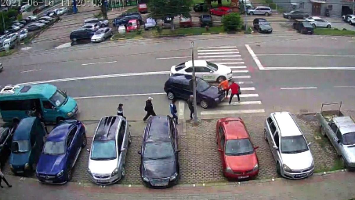 doi pietoni spulberati trecere pietoni tecuci accident filmat camera supraveghere