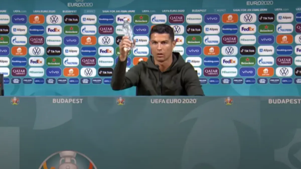 reactia coca cola ronaldo sticlele suc masa apa