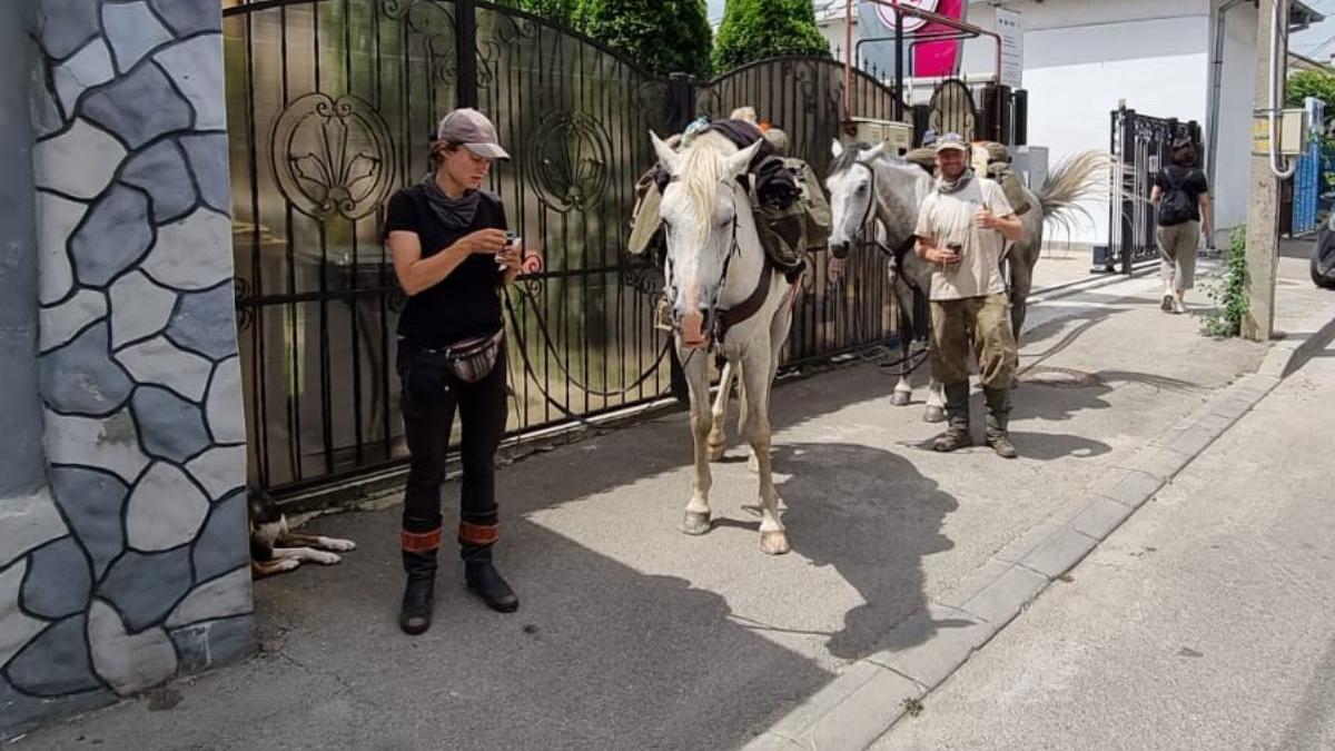 doi turisti colinda lume doi cai un caine ratacit craiova