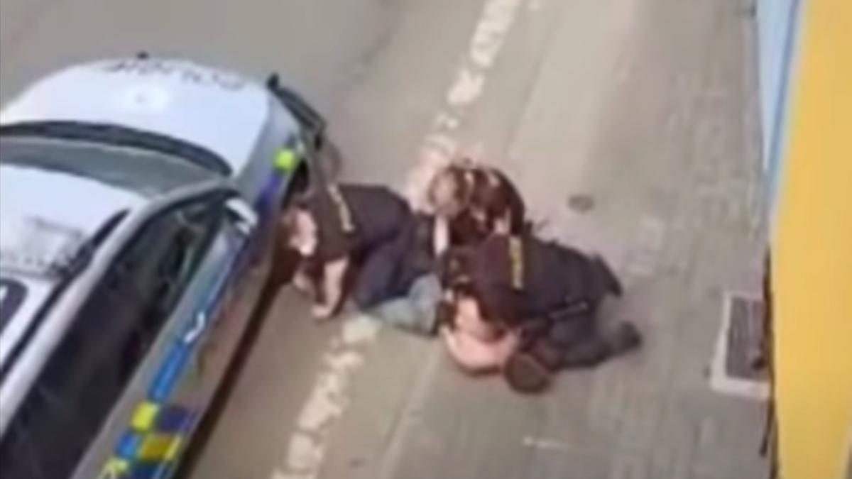 tanar rom a murit cehia politsitii genunchii pe gatul lui ca in cazul george floyd