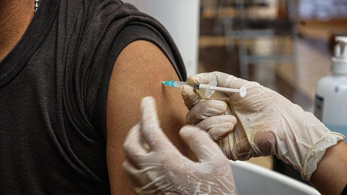 persoanele vulnerabile se vor vaccina anual anti covid restul la doi ani