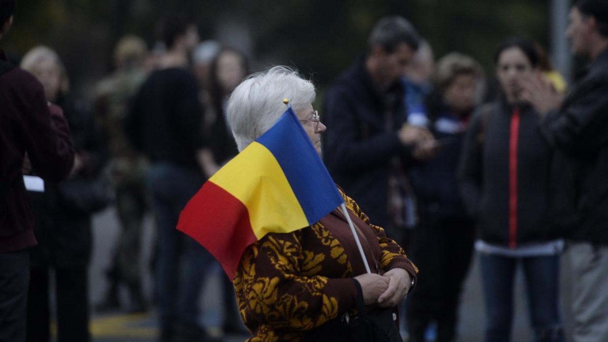 protest in piata victoriei impotriva guvernului taiati pensiile speciale