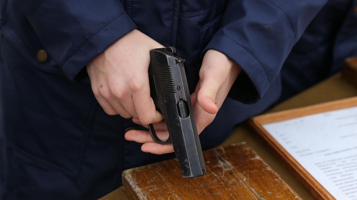 s a aflat cine este interlopul care si a uitat pistolul in cabina de proba a unui magazin