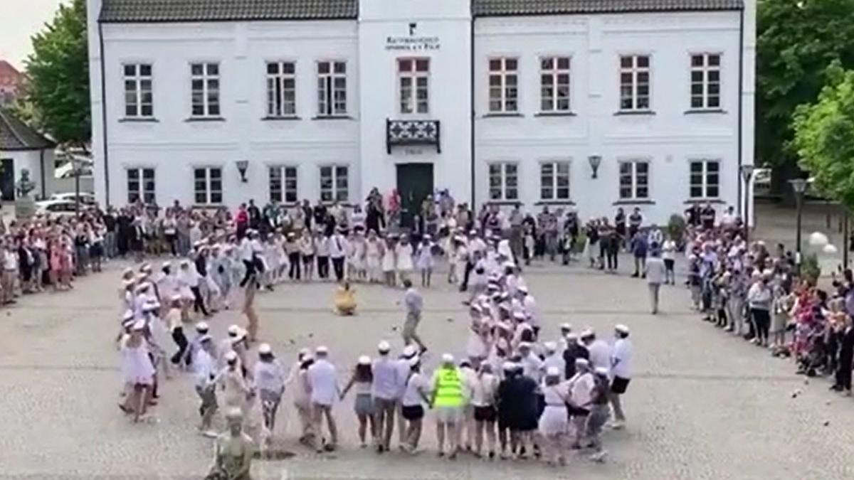 studenti danemarca hora absolvire muzica romaneasca