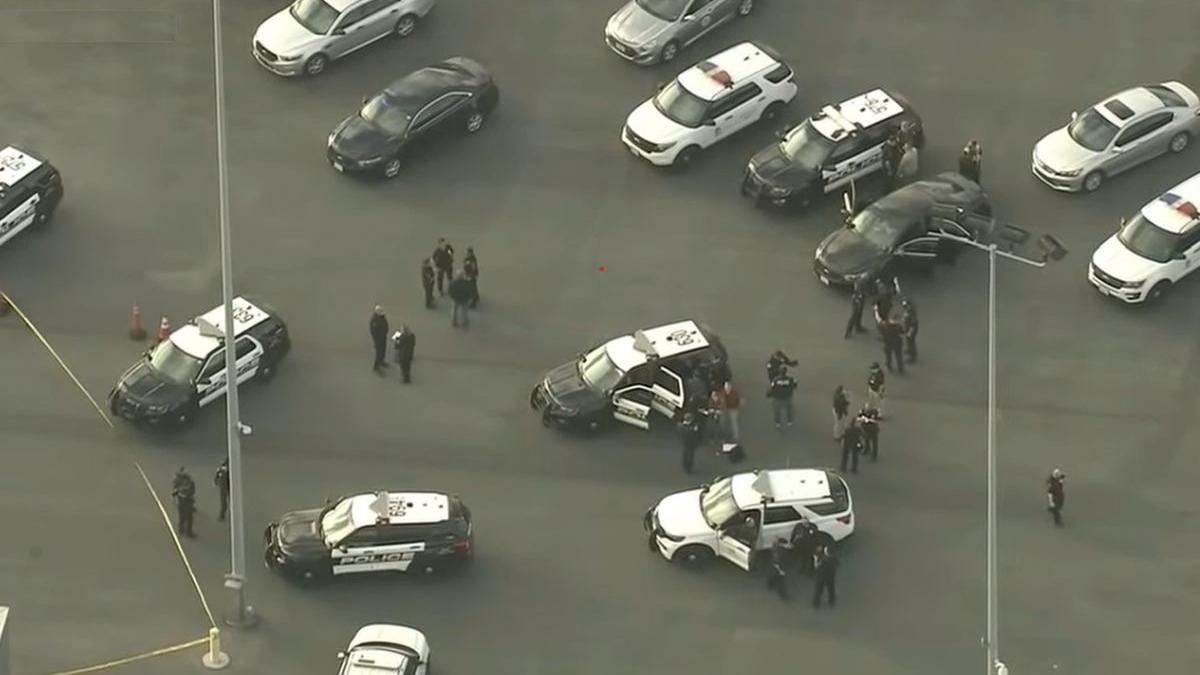 barbat sarit avion in miscare pregatire decolare los angeles