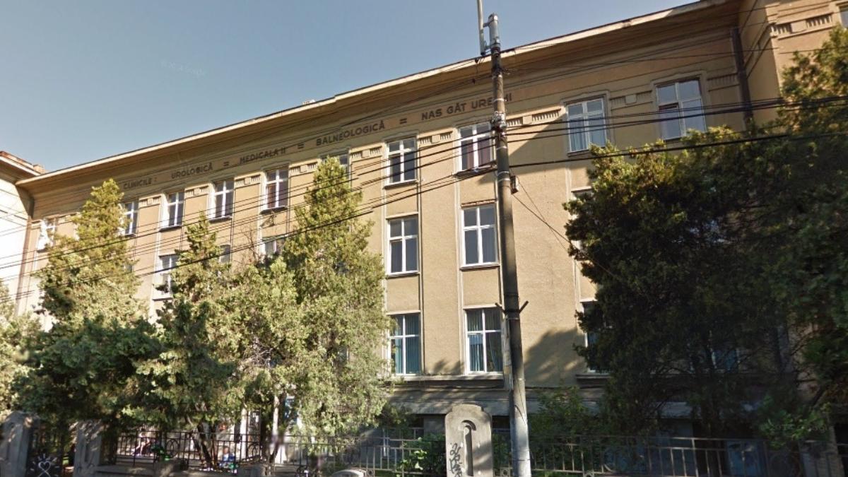 protest in curtea institutului clinic de urologie si transplant renal din cluj napoca