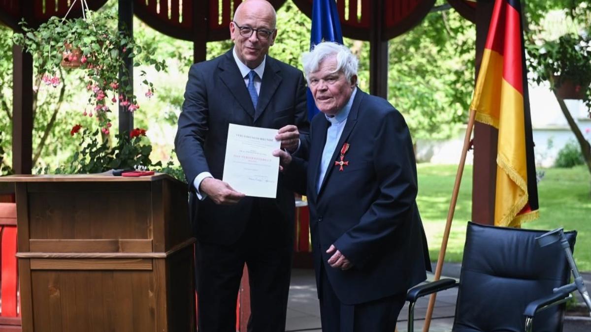 preot satul rosia tinut 14 ani slujba in biserica goala