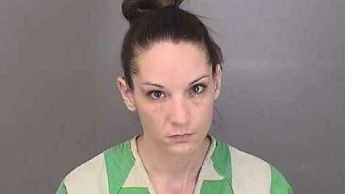 mama condamnata la peste 100 de ani de inchisoare pentru ca a violat doi prieteni minori ai fiicei