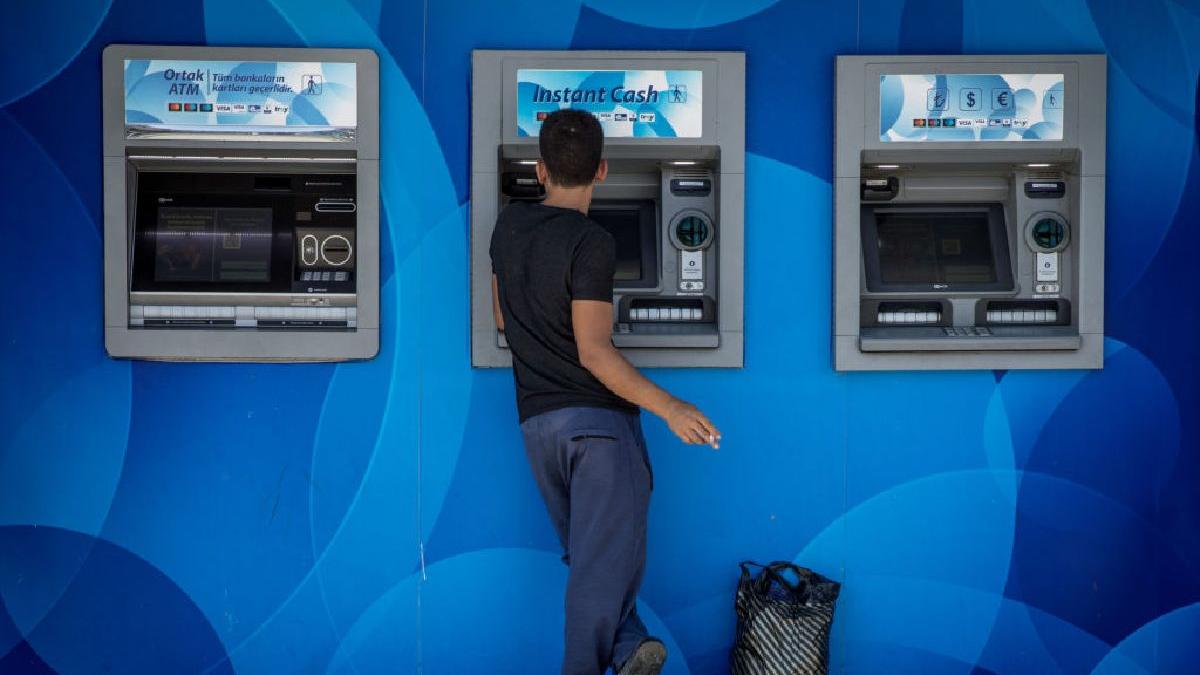 roman condamnare furt clienti banci carduri clonate