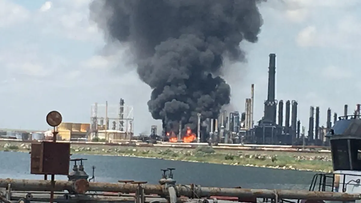 explozie puternica urmata de incendiu la rafinaria petromidia navodari