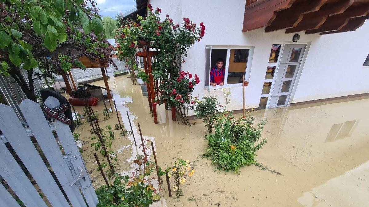 ploi furtuna imagini surprinse zone vizate cod rosu prahova