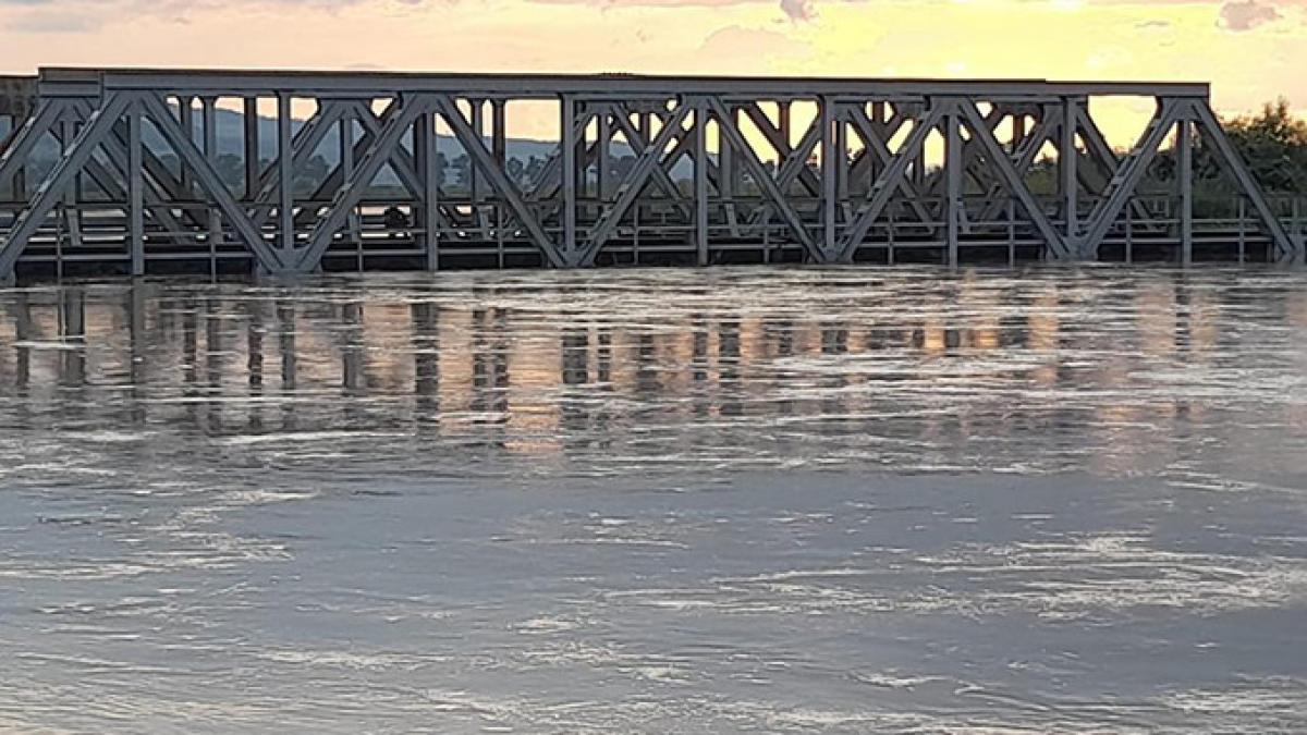 trenul trece prin apa localitate vaslui pompierii chemati diguri raul barlad