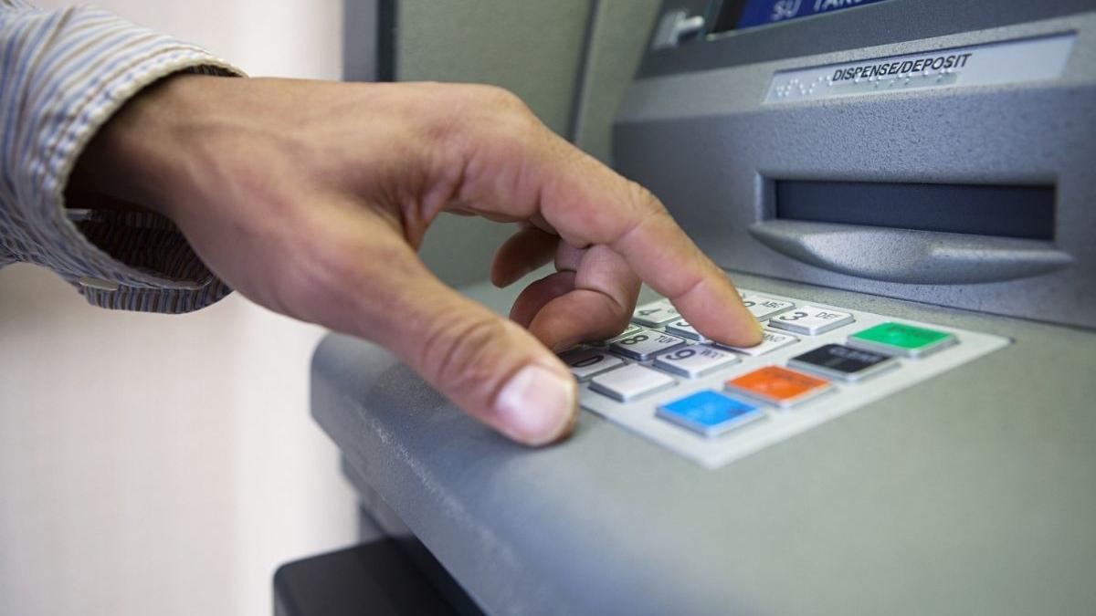 banca depunere accidental miliarde dolari cont familie miliardari