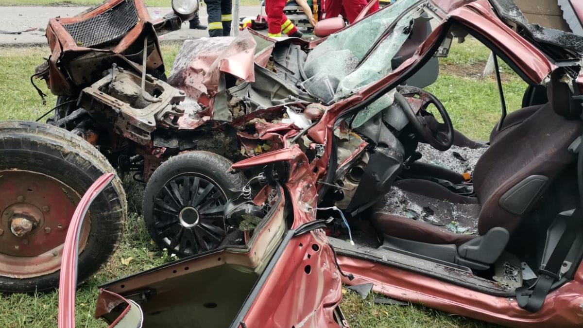 masina distrusa impact tractor drum arad ambii pasageri au murit pe loc