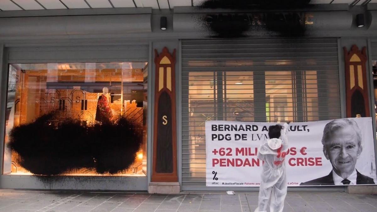 magazin celebru paris vopsea protestanti anticapitalisti