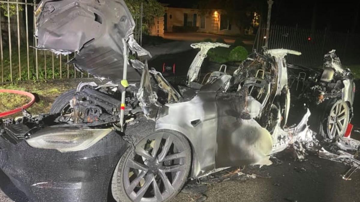 Ultimul model Tesla de lux a ars ca o torță, după ce a luat foc în mers, pe o stradă din SUA. Șoferul a rămas blocat în mașină - Vimarsana News