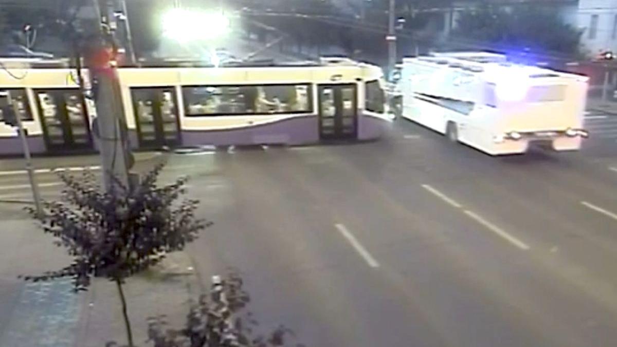 accident timisoara microbuz 13 detinuti tramvai