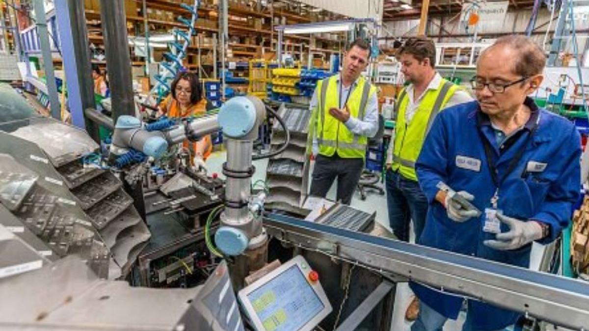 avantaje robot industrial