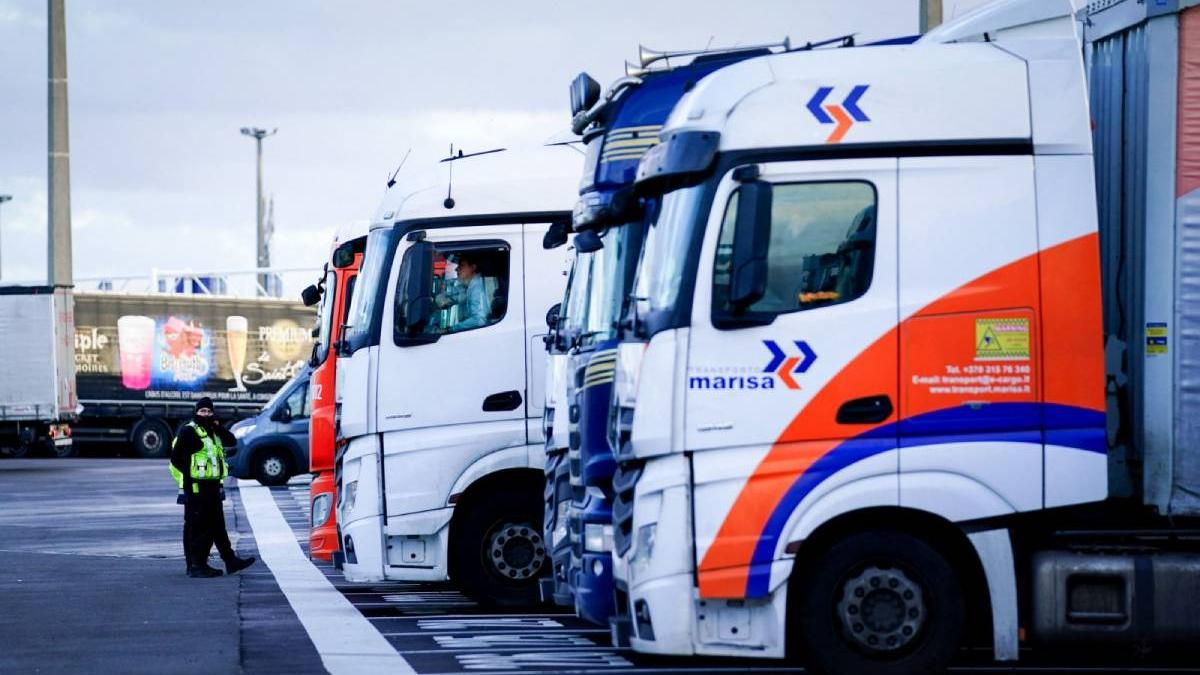 marea britanie criza soferi de tir camioane abandonate parcare