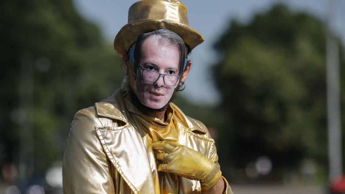 protest inedit statuie aurita guvern florin citu sustinator exploatari cianuri