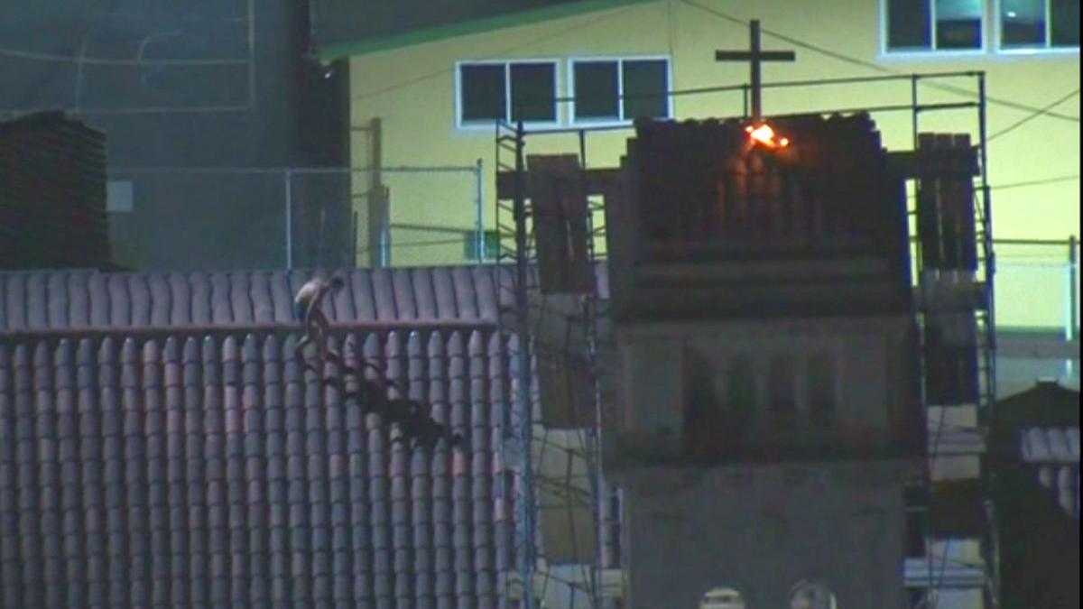 los angeles barbat foc crucea bisericii