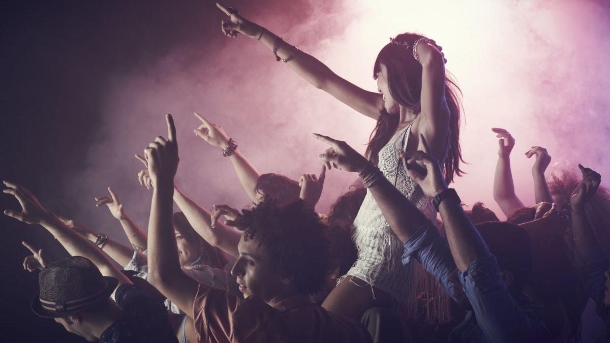 olanda restrictii 200 tineri infectati