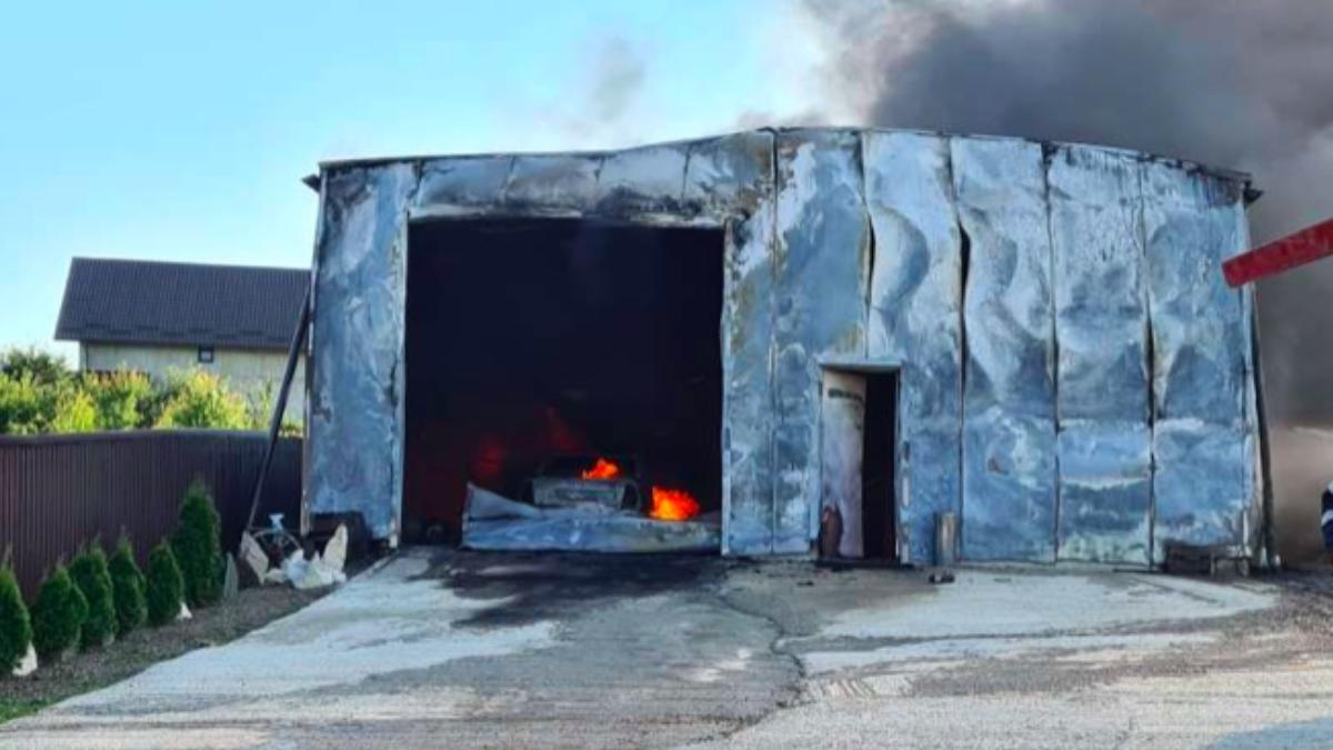 patru masini s au facut scrum flacarile au cuprins garaj botosani