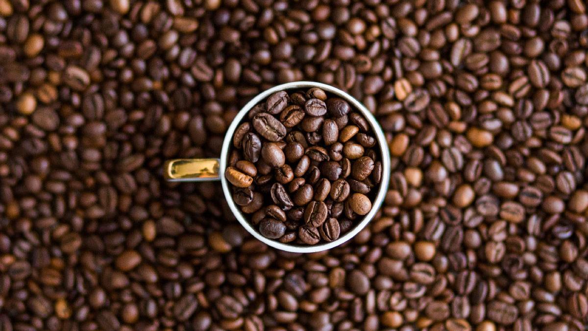 Veşti bune pentru iubitorii de cafea: Una sau mai multe ceşti pot scădea cu circa 10% riscul de a face COVID-19 