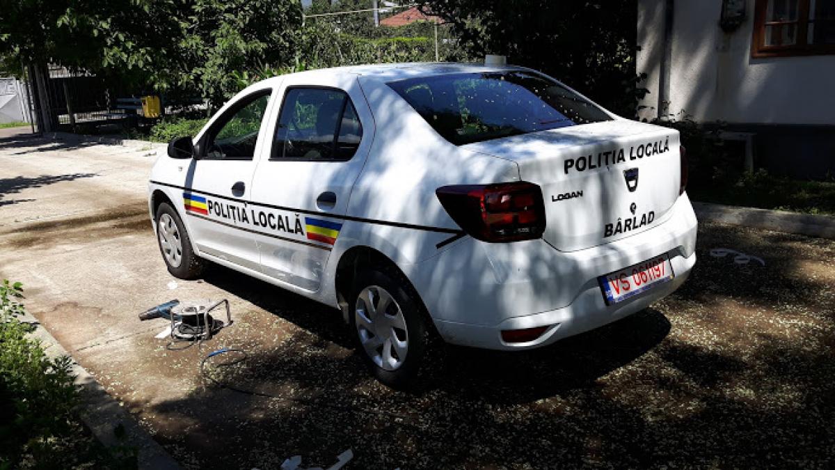 politisti locali barlad canta chiuie danseaza pe manele cu masina pe sosea